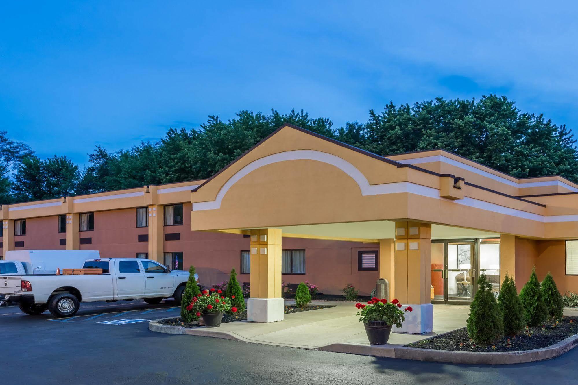 Motel Super 8 By Wyndham Logansport Exterior foto